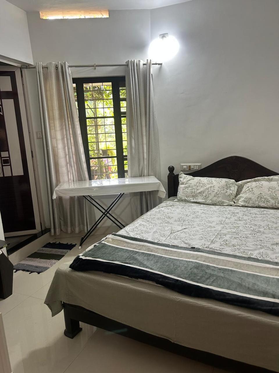 Chaithritha Ladies Homestay Thiruvananthapuram Exterior foto